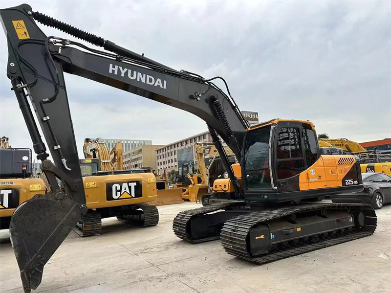 Used-Hyundai-225-Excavator