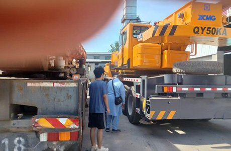 Customers from the Pakistan visited used 50Ton truck crane